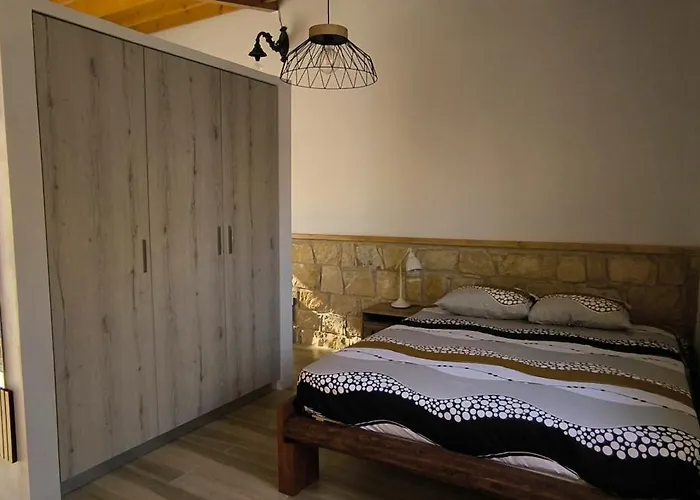 בקתה The Zephyr House *